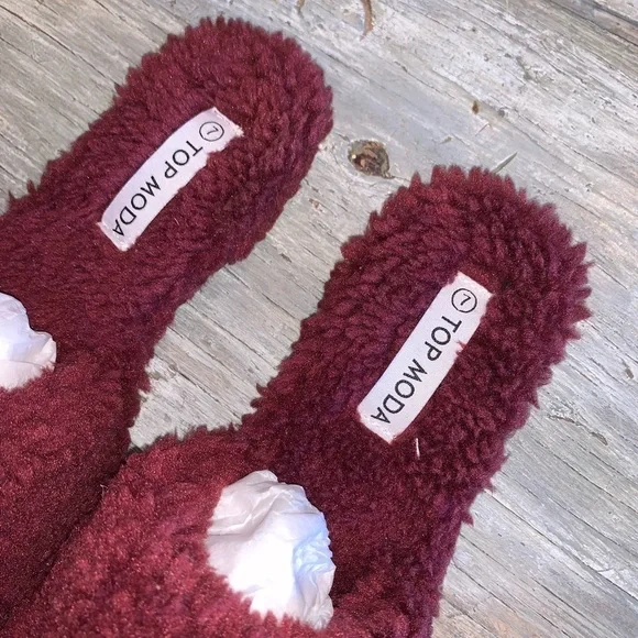 Top Moda Burgundy Boucle Fuzzy Slip On Flats or Slippers Hard Soles NEW SIZE 7 - Picture 3 of 5
